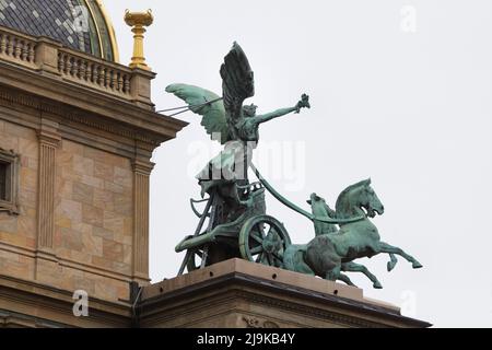 TRIGA (char à trois chevaux) sur le toit-terrasse du Théâtre National (Národní divadlo) à Prague, République Tchèque. Le groupe sculptural en bronze conçu par le sculpteur tchèque Ladislav Šaloun à la suite d'un modèle à l'échelle du sculpteur tchèque Bohuslav Schnirch a été achevé en 1911. Banque D'Images