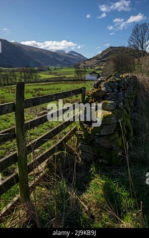 Vue le long de St John's dans les terres agricoles de Vale vers la neige sur la chaîne de montagnes Helvellyn printemps fin hiver Lake District National Park Cumbria Angleterre Royaume-Uni Banque D'Images