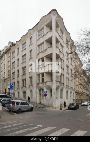 Maison de quartier cubiste conçue par l'architecte moderniste tchèque Josef Chochol (1913-1914) dans la rue Neklanova, dans le quartier de Vyšehrad à Prague, en République tchèque. Banque D'Images