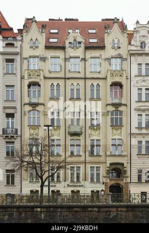 Maison de revenus connue sous le nom de maison Hilbert (Hilbertův dům) sur le remblai de la Vltava à Nové Město (Nouvelle ville) à Prague, République tchèque. Le bâtiment Art nouveau conçu par l'architecte tchèque Kamil Hilbert et décoré de stuc par le sculpteur tchèque Karel Novák a été construit entre 1904 et 1905 dans ce qui est maintenant connu sous le nom d'Embankment Masarykovo. Banque D'Images