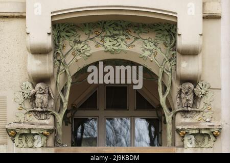 Deux hiboux représentés dans la décoration en stuc Art nouveau sur la maison de revenu connue sous le nom de Hilbert's House (Hilbertův dům) sur le remblai de la Vltava à Nové Město (Nouvelle ville) à Prague, en République tchèque. Le bâtiment Art nouveau conçu par l'architecte tchèque Kamil Hilbert et décoré de stuc par le sculpteur tchèque Karel Novák a été construit entre 1904 et 1905 dans ce qui est maintenant connu sous le nom d'Embankment Masarykovo. Banque D'Images