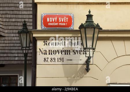 Panneau rouge traditionnel dans la rue Nový Svět (rue New World) dans le quartier de Hradčany à Prague, en République tchèque. Banque D'Images