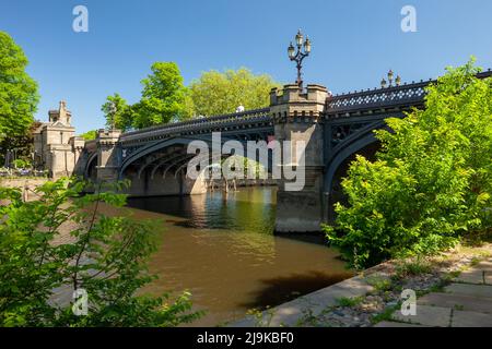 L'après-midi de printemps au pont Skeldergate, au-dessus de l'Ouse, à York, en Angleterre. Banque D'Images