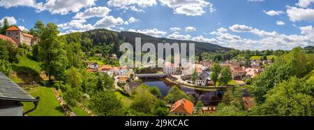 vallée avec la ville de Rozmberk nad Vltavou et la rivière Vltava, République tchèque Banque D'Images