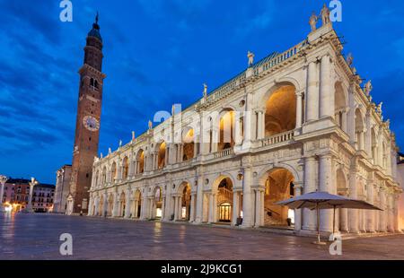 Palazzo della Regione ou Basilique palladienne (à droite) sur la Piazza dei Signori et Torre di Piazza (tour) du 12e siècle au crépuscule. Vicenza. Banque D'Images