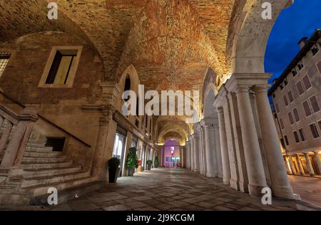 Palazzo della Regione ou Basilique Arches palladiennes et escalier près des magasins sur la Piazza dei Signori au crépuscule. Construit par Palladio au 16e siècle. Vicenza. Banque D'Images