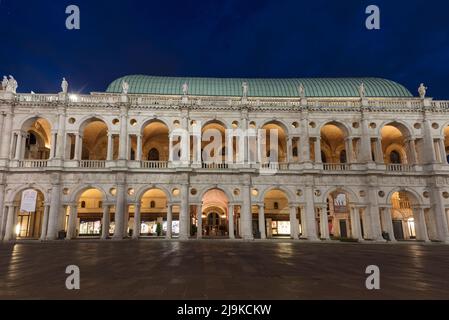 Palazzo della Regione ou Basilique palladienne (à droite) sur la Piazza dei Signori au crépuscule. Construit par Palladio au 16e siècle. Vicenza. Banque D'Images