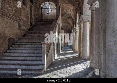 Palazzo della Regione (15e siècle) également appelé Basilique palladienne, Piazza dei Signori - arcade, colonnades et escaliers dans le lieu culturel. Vicenza. Banque D'Images