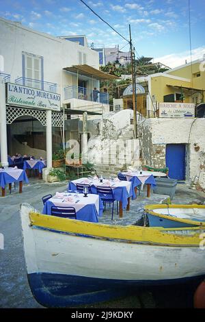 Restaurant idyllique à côté de bateaux de pêche colorés, petit port de Santa Maria, île de Ponza, Italie du Sud, Italie, Mer Tyrrhénienne, Mer Méditerranée Banque D'Images