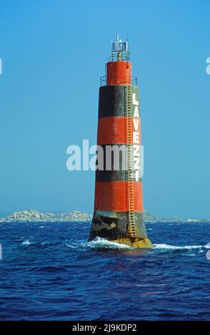 Phare dans la mer aux îles Lavezzi, groupe de petite île de granit entre la Corse et la Sardaigne, Corse, France, Mer méditerranée, Europe Banque D'Images