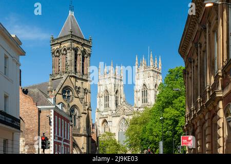 Après-midi de printemps sur Museum Street à York, Angleterre. York Oratoire et Minster au loin. Banque D'Images