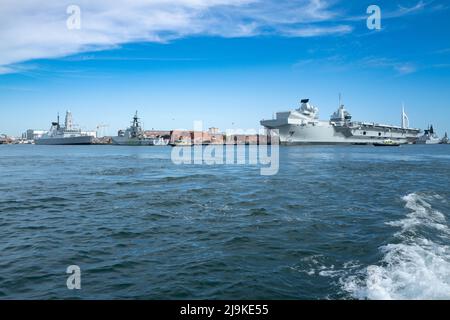HMS Prince de Galles dans le port de Portsmouth Banque D'Images