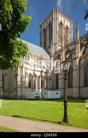 York Minster vu de Dean's Park un après-midi de printemps, York, Angleterre. Banque D'Images