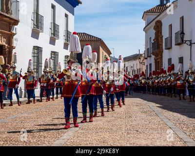 Paso de la Compañía Romana de Almagro avec leurs costumes d'époque et leur groupe de musique dans le défilé du dimanche de Pâques le dimanche des palmiers. Banque D'Images