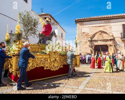 Passage du trône de Jésus-Christ entrant à Jérusalem par les rues d'Almagro dans le défilé de la semaine Sainte du dimanche des palmiers. Banque D'Images