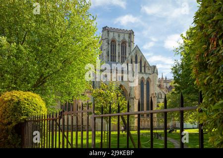 Après-midi de printemps à Dean's Park, York, Angleterre. Banque D'Images