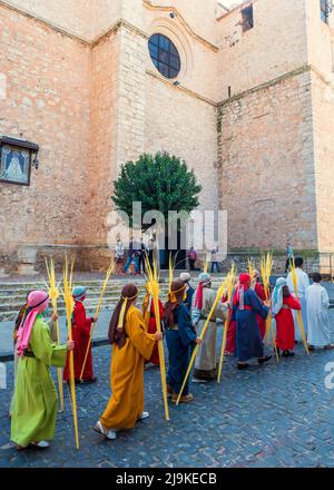 . Les enfants en costumes bibliques défilent dans les rues d'Almagro dans la parade de la semaine Sainte le dimanche des palmiers. Banque D'Images