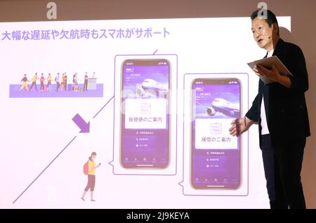 Tokyo, Japon. 24th mai 2022. Shinichi Inoue, le plus grand transporteur aérien du Japon, a annoncé le mardi 24 mai 2022 à Tokyo la mise à jour des modèles de service de l'entreprise utilisant des smartphones pour le voyage aérien domestique « ANA Smart Travel ». ANA rendra les services d'enregistrement en ligne plus pratiques et la gestion de leurs machines d'enregistrement automatiques dans les aéroports nationaux sera fermée à partir de l'année prochaine. Credit: Yoshio Tsunoda/AFLO/Alay Live News Banque D'Images