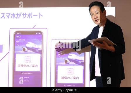 Tokyo, Japon. 24th mai 2022. Shinichi Inoue, le plus grand transporteur aérien du Japon, a annoncé le mardi 24 mai 2022 à Tokyo la mise à jour des modèles de service de l'entreprise utilisant des smartphones pour le voyage aérien domestique « ANA Smart Travel ». ANA rendra les services d'enregistrement en ligne plus pratiques et la gestion de leurs machines d'enregistrement automatiques dans les aéroports nationaux sera fermée à partir de l'année prochaine. Credit: Yoshio Tsunoda/AFLO/Alay Live News Banque D'Images