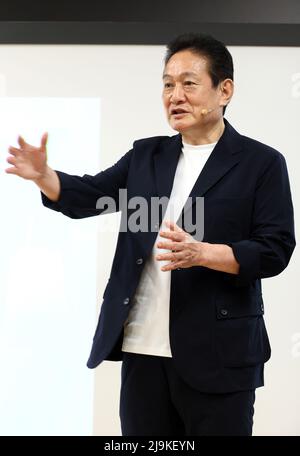 Tokyo, Japon. 24th mai 2022. Shinichi Inoue, le plus grand transporteur aérien du Japon, a annoncé le mardi 24 mai 2022 à Tokyo la mise à jour des modèles de service de l'entreprise utilisant des smartphones pour le voyage aérien domestique « ANA Smart Travel ». ANA rendra les services d'enregistrement en ligne plus pratiques et la gestion de leurs machines d'enregistrement automatiques dans les aéroports nationaux sera fermée à partir de l'année prochaine. Credit: Yoshio Tsunoda/AFLO/Alay Live News Banque D'Images