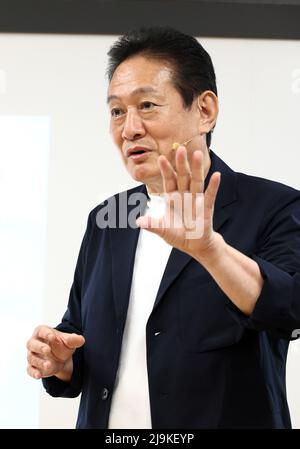 Tokyo, Japon. 24th mai 2022. Shinichi Inoue, le plus grand transporteur aérien du Japon, a annoncé le mardi 24 mai 2022 à Tokyo la mise à jour des modèles de service de l'entreprise utilisant des smartphones pour le voyage aérien domestique « ANA Smart Travel ». ANA rendra les services d'enregistrement en ligne plus pratiques et la gestion de leurs machines d'enregistrement automatiques dans les aéroports nationaux sera fermée à partir de l'année prochaine. Credit: Yoshio Tsunoda/AFLO/Alay Live News Banque D'Images