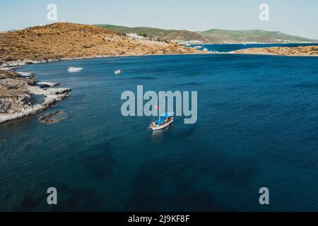 Paysage aérien d'un voilier turc ancré dans le port d'une île près de Bodrum Turquie pendant le coucher du soleil dans la mer Méditerranée Banque D'Images