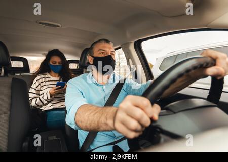 Couple heureux en train de profiter de la voiture neuve Banque D'Images