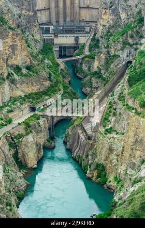 vue sur la partie inférieure du barrage de l'arche avec un déversoir dans le canyon Banque D'Images