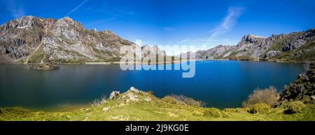 Lago del Valle dans le parc naturel de Somiedo dans les Asturies, Espagne. Un environnement de rêve où les montagnes se reflètent dans le lac comme un miroir. Nature Banque D'Images