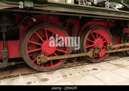 anciennes roues de locomotive en métal en rouge Banque D'Images