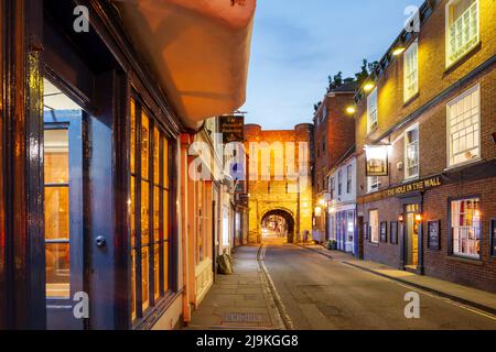 Soirée au High Petergate dans le centre-ville de York, Angleterre. Banque D'Images