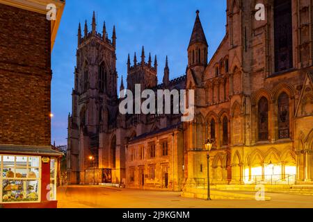 La nuit tombe à York Minster, York, Angleterre. Banque D'Images