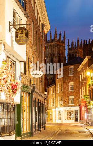 Soirée au Low Petergate dans le centre historique de York, North Yorkshire, Angleterre. Banque D'Images