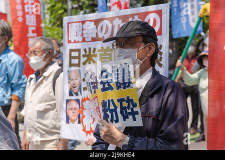 Tokyo, Japon. 24th mai 2022. Un petit groupe de citoyens, pour la plupart âgés, s'est rassemblé contre le Japon-Australie-Inde-États-Unis (Quad) Réunion des dirigeants 2022. Un petit groupe d'environ 100 manifestants se sont rassemblés dans le centre de Tokyo pour protester contre la Réunion des dirigeants du Quad 2022 et pour exprimer leur opinion sur la guerre en cours en Ukraine critiquant la Russie, les États-Unis et l'OTAN. Ils ont également appelé le Premier ministre japonais Fumio Kishida à démissionner ainsi que le président américain Joe Biden. Crédit : SOPA Images Limited/Alamy Live News Banque D'Images