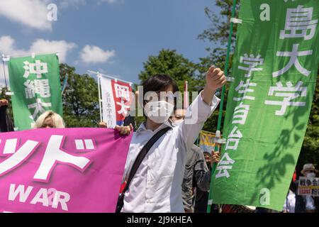 Tokyo, Japon. 24th mai 2022. Man lève son poing pour protester contre le Japon-Australie-Inde-États-Unis (Quad) Réunion des dirigeants 2022. Un petit groupe d'environ 100 manifestants se sont rassemblés dans le centre de Tokyo pour protester contre la Réunion des dirigeants du Quad 2022 et pour exprimer leur opinion sur la guerre en cours en Ukraine critiquant la Russie, les États-Unis et l'OTAN. Ils ont également appelé le Premier ministre japonais Fumio Kishida à démissionner ainsi que le président américain Joe Biden. Crédit : SOPA Images Limited/Alamy Live News Banque D'Images