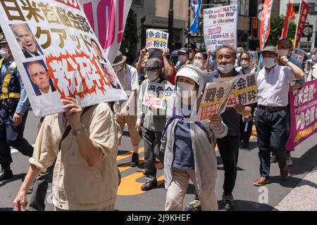 Tokyo, Japon. 24th mai 2022. Les manifestants scandent des slogans anti-gouvernementaux et exigent l'écrasement du Japon, de l'Australie, de l'Inde et des États-Unis (Quad) Réunion des dirigeants 2022. Un petit groupe d'environ 100 manifestants se sont rassemblés dans le centre de Tokyo pour protester contre la Réunion des dirigeants du Quad 2022 et pour exprimer leur opinion sur la guerre en cours en Ukraine critiquant la Russie, les États-Unis et l'OTAN. Ils ont également appelé le Premier ministre japonais Fumio Kishida à démissionner ainsi que le président américain Joe Biden. Crédit : SOPA Images Limited/Alamy Live News Banque D'Images