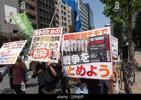 Tokyo, Japon. 24th mai 2022. Les manifestants scandent des slogans anti-gouvernementaux et exigent l'écrasement du Japon, de l'Australie, de l'Inde et des États-Unis (Quad) Réunion des dirigeants 2022. Un petit groupe d'environ 100 manifestants se sont rassemblés dans le centre de Tokyo pour protester contre la Réunion des dirigeants du Quad 2022 et pour exprimer leur opinion sur la guerre en cours en Ukraine critiquant la Russie, les États-Unis et l'OTAN. Ils ont également appelé le Premier ministre japonais Fumio Kishida à démissionner ainsi que le président américain Joe Biden. (Photo de Stanislav Kogiku/SOPA Images/Sipa USA) crédit: SIPA USA/Alay Live News Banque D'Images