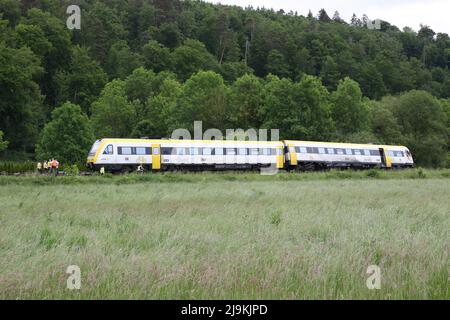 Blaustein, Allemagne. 24th mai 2022. Un train régional se trouve sur la voie près de Blaustein près d'Ulm après une collision avec un bus à un passage à niveau. Plusieurs personnes ont été grièvement blessées dans l'accident. (À dpa 'train collides avec bus près d'Ulm - plusieurs blessés') Credit: Sebastian Schlenker/dpa/Alamy Live News Banque D'Images