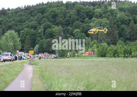 Blaustein, Allemagne. 24th mai 2022. Un hélicoptère de sauvetage prend l'air sur les lieux d'un accident près de Blaustein, près d'Ulm. Un bus et un train ont heurté un passage à niveau dans le quartier d'Arnegg et plusieurs personnes ont été grièvement blessées. (À dpa 'train collides avec bus près d'Ulm - plusieurs blessés') Credit: Sebastian Schlenker/dpa/Alamy Live News Banque D'Images