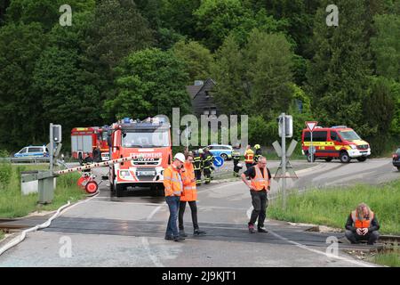 Blaustein, Allemagne. 24th mai 2022. Les employés de Deutsche Bahn inspectent un passage à niveau près de Blaustein, près d'Ulm. Plusieurs personnes y ont été grièvement blessées mardi matin lors d'une collision entre un train et un bus. (À dpa 'train collides avec bus près d'Ulm - plusieurs blessés') Credit: Sebastian Schlenker/dpa/Alamy Live News Banque D'Images