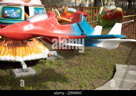 Attractions pour enfants dans le parc. Un avion de jeu pour les enfants. Un endroit amusant pour se détendre. Banque D'Images