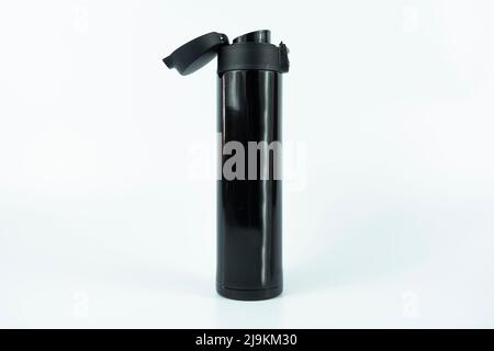 Bouteille isotherme noire isolée sur fond blanc, vue de face d'une bouteille d'eau, boisson chaude avec thermos Banque D'Images