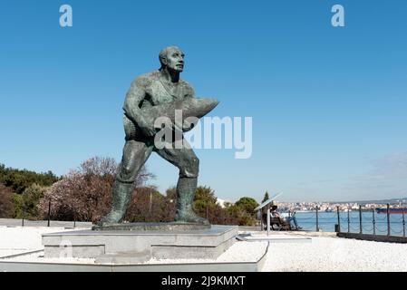 Monument du caporal turc, Seyit Cabuk portant une pièce d’artillerie au mémorial des martyrs de Kilitbaher, Gallipoli sur les Dardanelles, Turquie. La péninsule de Gallipoli, sur la rive nord du détroit des Dardanelles, dans le nord-ouest de la Turquie, est le site de champs de bataille et de monuments commémoratifs de la première Guerre mondiale, une campagne qui a eu lieu entre l'Empire ottoman et les puissances alliées. Le détroit de Dardanelles est une route commerciale importante qui relie la Méditerranée et la mer Noire, avec la ville de Canakkale à l'entrée, une ville qui n'est pas seulement importante pour son historique et myt Banque D'Images