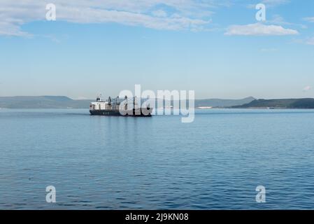 Canakkale, Turquie. 18th févr. 2022. Le navire de cargaison en vrac African Owl traversant le détroit de Dardanelles près de la péninsule de Gallipoli et de la ville portuaire turque de Canakkale. La péninsule de Gallipoli, sur la rive nord du détroit des Dardanelles, dans le nord-ouest de la Turquie, est le site de champs de bataille et de monuments commémoratifs de la première Guerre mondiale, une campagne qui a eu lieu entre l'Empire ottoman et les puissances alliées. Le détroit de Dardanelles est une route commerciale importante qui relie la Méditerranée et la mer Noire, avec la ville de Canakkale à l'entrée, une ville qui n'est pas onl Banque D'Images