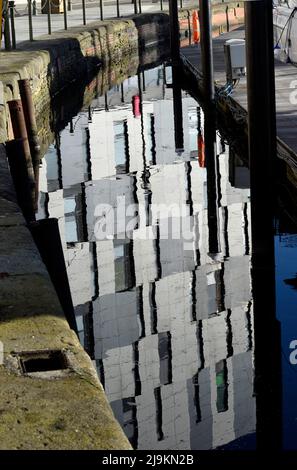 reflet de l'université du bâtiment suffolk dans la marina d'ipswich, suffolk, angleterre Banque D'Images