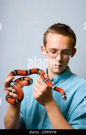 Garçon tenant le serpent Banque D'Images