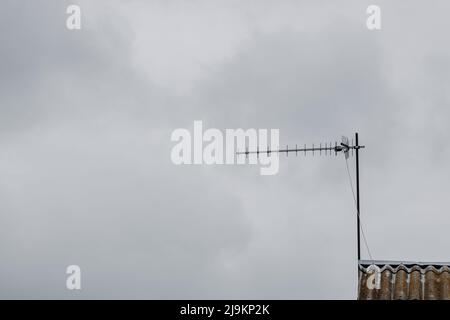 Ancienne antenne sur le toit de la maison sur fond de ciel nuageux. Placer pour le texte. Photo de haute qualité Banque D'Images