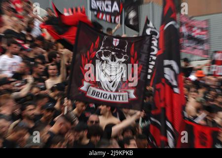 Sassuolo, Italie, 22nd mai 2022. AC Milan fans pendant le match de la série A au stade Mapei - Cittˆ del Tricolor, Sassuolo. Le crédit photo devrait se lire: Jonathan Moscrop / Sportimage Banque D'Images