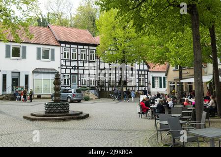 les gens apprécient le beau temps avec un verre sur la terrasse dans le centre de tecklenburg Banque D'Images