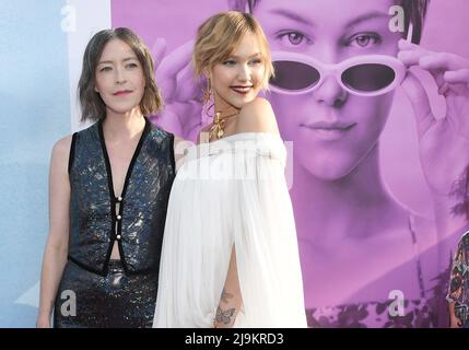 (G-D) Julia Hart et Grace VanderWaal à la première de Disney À HOLLYWOOD STARGIRL tenue au théâtre El Capitan le lundi 23 mai 2022. (Photo de la Sathanlee B. Mirador/Sipa USA) Banque D'Images